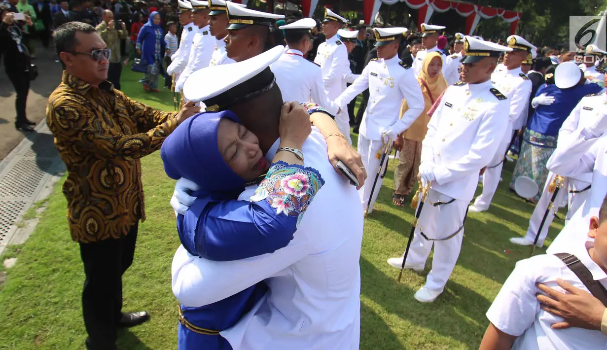 Suasana suka cita usai Perwira Remaja dari TNI Angkatan Laut dilantik Presiden Joko Widodo, di Istana Merdeka, Jakarta, Selasa (25/7). Dalam acara ini Jokowi melantik 729 orang Calon Perwira Remaja (Capaja) TNI-Polri. (Liputan6.com/Angga Yuniar)