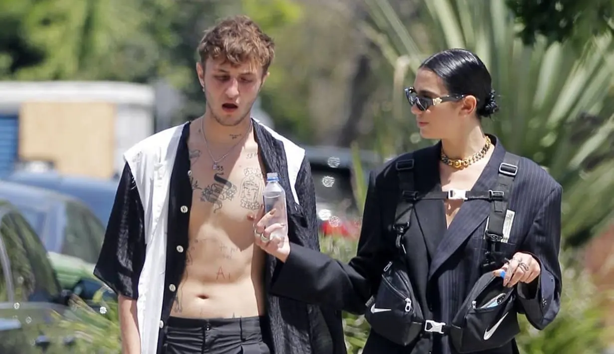 Anwar Hadid, model tampan kelahiran California Amerika tampak selalu terlihat bersama dengan Dua Lipa. Ia terlihat begitu menikmati setiap momen bersama dengan perempuan berusia 24 tahun tersebut. (Liputan6.com/IG/@duadiares2)