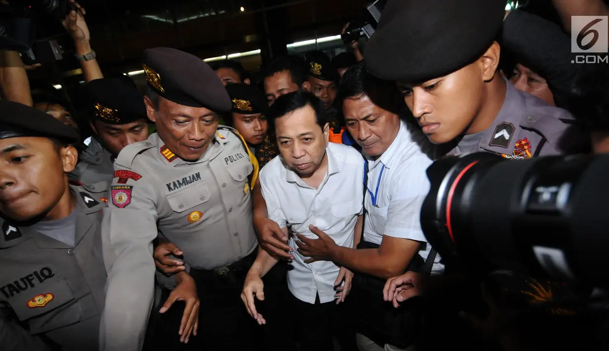 Terdakwa korupsi proyek E-KTP Setya Novanto dibawa petugas usai mengikuti sidang perdana di Pengadilan Tipikor, Jakarta, Rabu (13/12). Sidang mendengarkan pembacaan dakwaan oleh JPU KPK. (Liputan6.com/Helmi Fithriansyah)