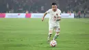 <p>Pemain Timnas Indonesia, Calvin Verdonk menggiring bola saat melawan Filipina pada laga terakhir Grup F putaran kedua kualifikasi Piala Dunia 2026 Zona Asia di Stadion Utama Gelora Bung Karno (SUGBK) Senayan, Jakarta, Selasa (11/6/2024). (Bola.com/M Iqbal Ichsan)</p>