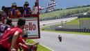 Pembalap Ducati Lenovo Team, Francesco Bagnaia, saat beraksi pada balapan MotoGP Italia di Sirkuit Mugello, Minggu (11/06/2023). Bagnaia menjadi yang tercepat dengan catatan waktu 41 menit 16,863 detik. (AP Photo/Luca Bruno)