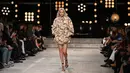 Model AS Gigi Hadid mempersembahkan kreasi untuk peragaan busana Isabel Marant Spring-Summer 2023 pada Paris Womenswear Fashion Week di Paris, Prancis, 29 September 2022. Ibu satu anak ini memamerkan kaki jenjangnya dengan sepasang sepatu hak hitam bertali. (Emmanuel DUNAND/AFP)