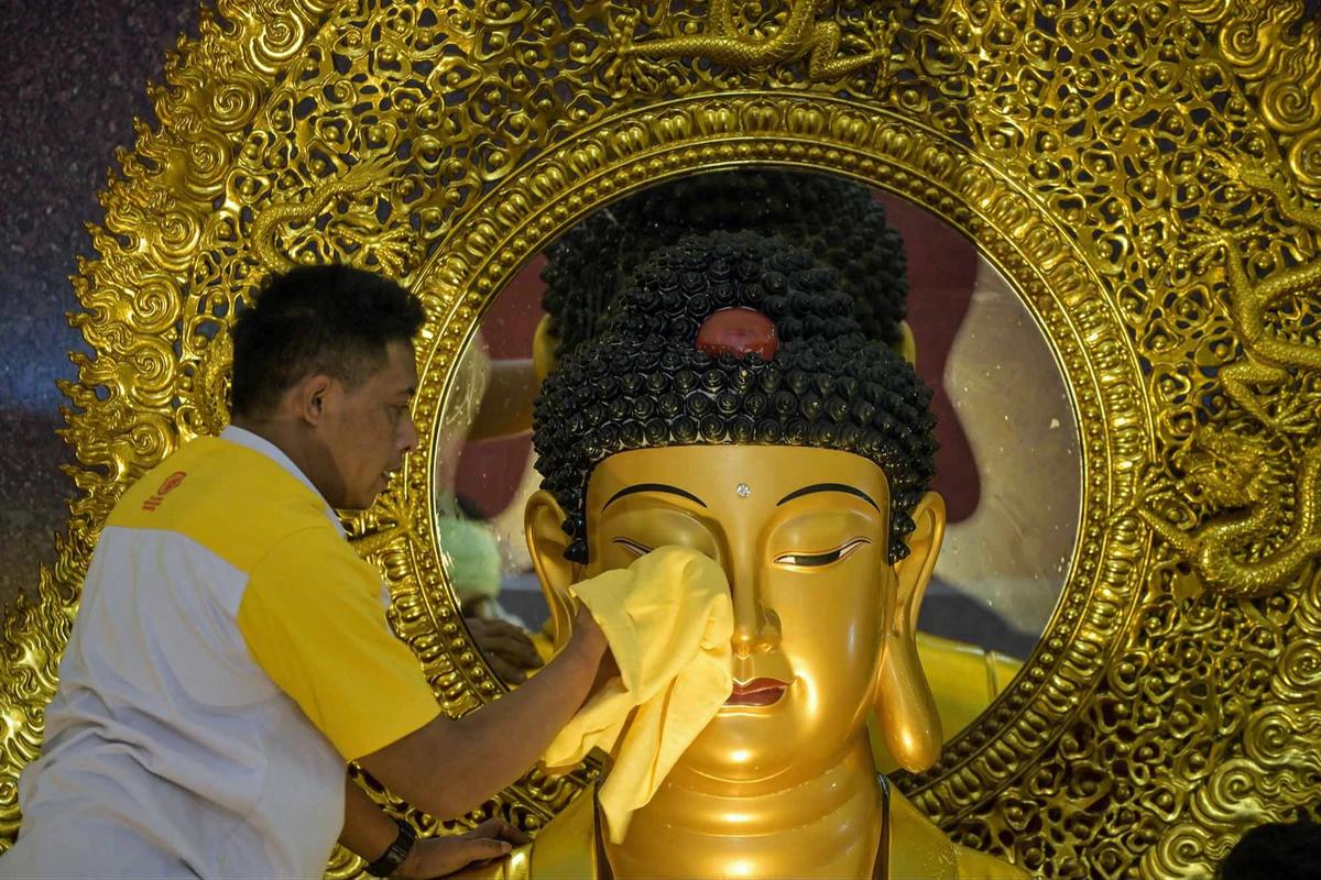 FOTO: Ritual Pembersihan Patung Buddha Sambut Tahun Baru Imlek