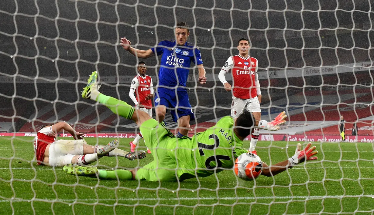 Penyerang Leicester City, Jamie Vardy mencetak gol pertama untuk timnya ke gawang Arsenal dalam lanjutan Liga Inggris di Stadion Emirates di London, Selasa (7/7/2020).  Arsenal hanya mampu bermain imbang 1-1 saat menjamu Leicester City. (AP Photo/Shaun Botterill,Pool)