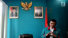 Ketua Umum Partai Idaman Rhoma Irama memberi salam Idaman saat sesi foto di Kantor DPP Partai Idaman, Jakarta, Selasa (16/1). Partai Idaman menyatakan akan melaporkan Bawaslu ke Dewan Kehormatan Penyelenggara Pemilu (DKPP). (Liputan6.com/JohanTallo)