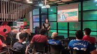 Fans dari klub-klub Premier League hadir langsung di kantor Bola.com di KLY Youniverse, Gondangdia, Jakarta, Selasa (12/12/2023) malam WIB. (Bola.com/Hery Kurniawan)