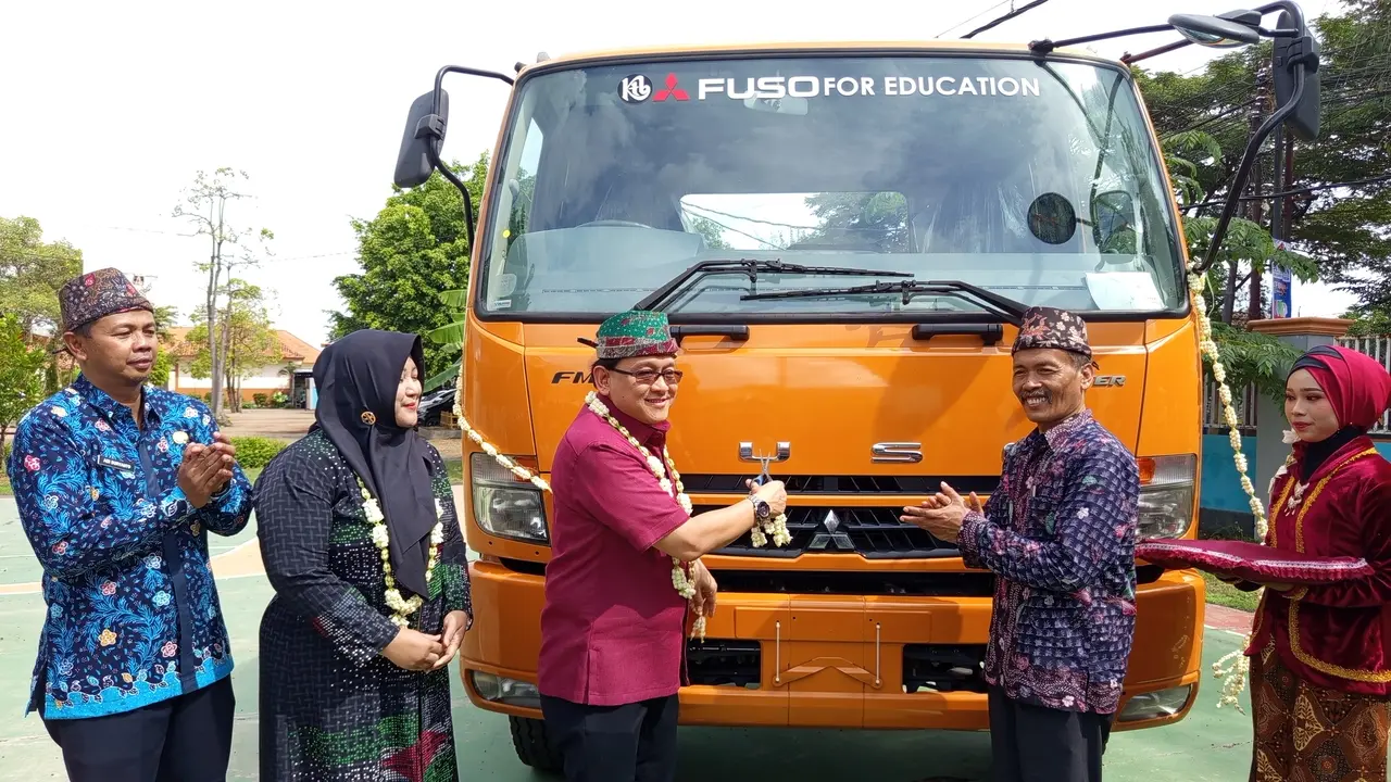 Mitsubishi Fuso Donasikan Fighter ke SMK Negeri 1 Kamal (ist)
