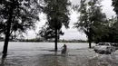 Curah hujan yang tinggi di Jakarta menyebabkan sejumlah kawasan terendam banjir. Luapan air Danau Sunter terlihat memenuhi ruas jalan disekitarnya, Jakarta, Selasa (10/2/2015). (Liputan6.com/Faizal Fanani)