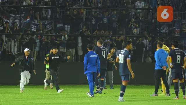 Foto: Suasana Mencekam Kericuhan usai Laga Arema FC Vs Persebaya Surabaya Pada Laga Lanjutan BRI Liga 1 2022/2023