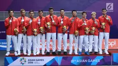 Tim Bulutangkis Indonesia berfoto usai pengalungan medali pada final Beregu Putra Asian Games 2018 di Istora Kompleks GBK, Jakarta, Rabu (22/8). Indonesia gagal meraih emas setelah dikalahkan China 1-3. (Liputan6.com/Helmi Fithriansyah)