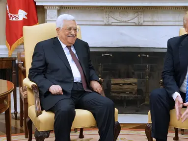 Senyum Presiden AS, Donald Trump dan Presiden Palestina, Mahmoud Abbas saat melakukan pertemuan di Gedung Putih, Washington, AS (3/5). Pertemuan membicarakan seputar upaya perdamaian Timur Tengah melalui cara diplomatik. (AFP Photo/Mandel Ngan)
