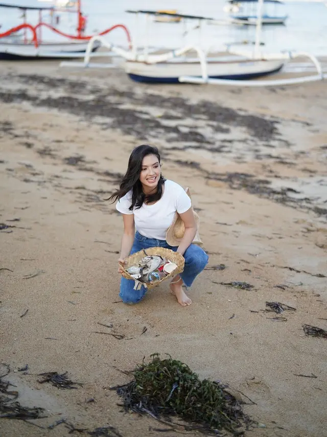 Potret Raline Shah Lakukan Bersih Pantai. (Sumber: Instagram/ralineshah)