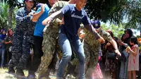 Keseruan terlihat saat anggota militer Amerika ikut dalam lomba permainan rakyat Terompah Panjang di Bengkulu (Liputan6.com/Yuliardi Hardjo)