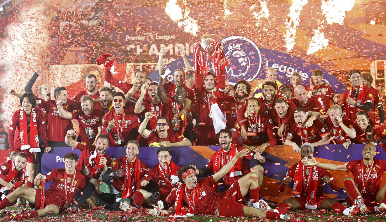 Pemain Liverpool mengangkat trofi juara Premier league 2019-2020 di Stadion Anfield, Kamis (23/7/2020) dini hari WIB. Prosesi angkat trofi juara ini dilakukan usai pertandingan Liverpool melawan Chelsea. (AFP/Phil Noble/pool)
