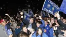 Suporter Leicester City merayakan gelar juara Liga Inggris di pusat kota Leicester. (2/5/16). (Dailymail.co.uk)