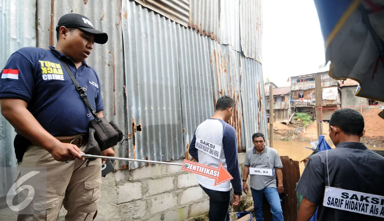 Petugas melakukan reka ulang kejadian penyerangan terhadap polisi di kawasan Berlan, Jakarta, Jumat (19/2/2016). 54 adegan reka ulang penyerangan terhadap dua polisi hingga tewas diperagakan. (Liputan6.com/Helmi Fithriansyah)
