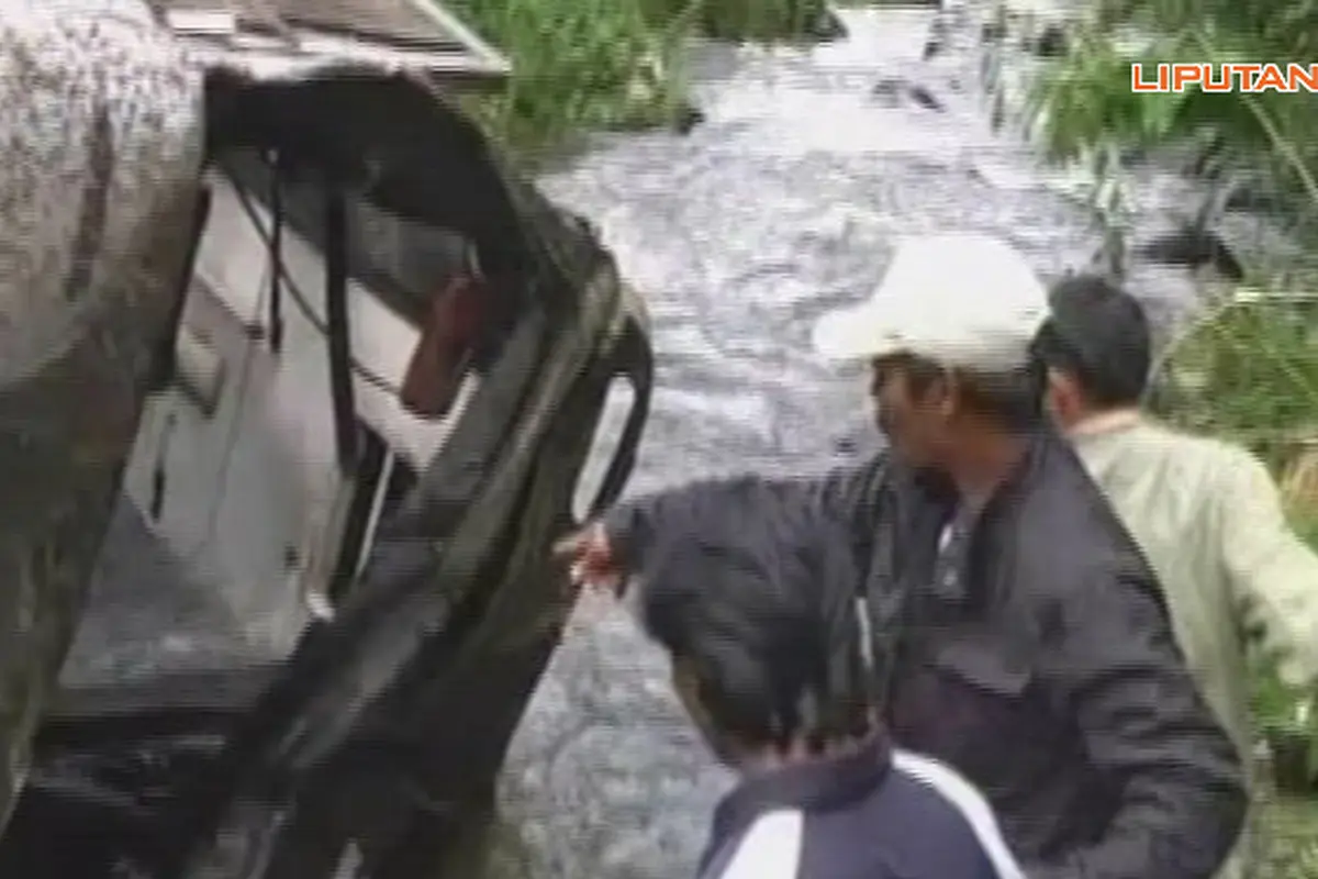 minibus-terjun1311209b.jpg