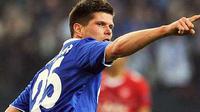 Selebrasi gol striker Schalke Klaas-Jan Huntelaar ke gawang Twente di leg kedua babak 16 besar Europa League di Veltins-Arena, Gelsenkirchen, 15 Maret 2012.  Schalke menang 4-1 dan unggul agregat 4-2. AFP PHOTO /  PATRIK STOLLAR