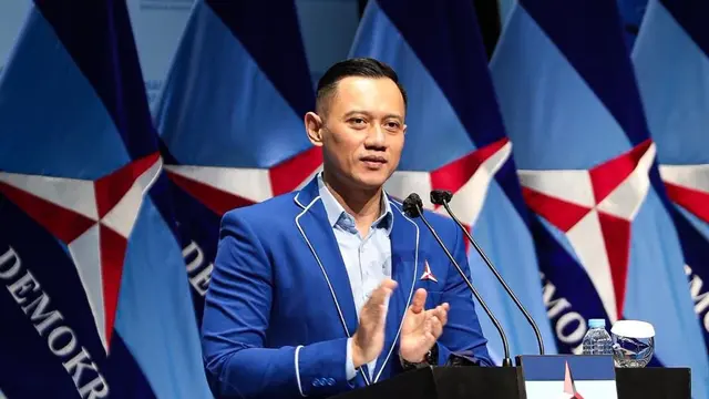 Ketua Umum Partai Demokrat Agus Harimurti Yudhoyono (AHY) memberikan penghargaan kepada 35 pendiri dan fungsionaris senior partainya.