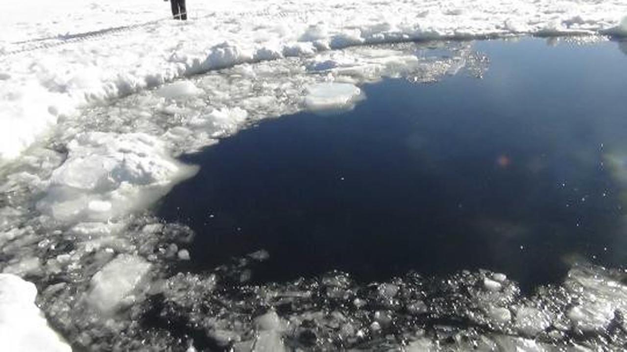 Meteor Rusia yang jatuh membentuk lubang di danau es