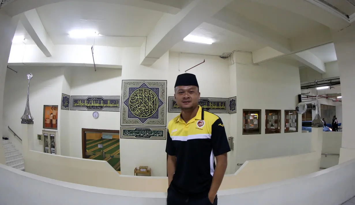 Pemain Sriwijaya FC Dian Agus saat melakukan sholat maghrib di Kawasan Hotel Bidakara, Jakarta, Sabtu (17/10/2015). (Bola.com/Nicklas Hanoatubun)