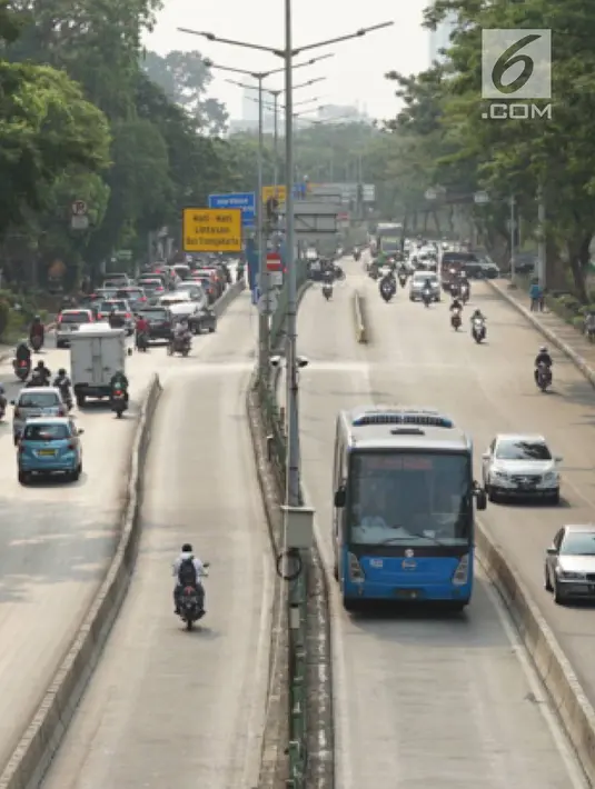 Kendaraan menerobos jalur bus Transjakarta di kawasan Pasar Rumput, Jakarta, Jumat (15/9/2019). PT Transportasi Jakarta bersama Dirlantas Polda Metro Jaya akan menerapkan tilang elektronik atau Electronic Traffic Law Enforcement (ETLE) mulai 1 Oktober 2019. (Liputan6.com/Immanuel Antonius)