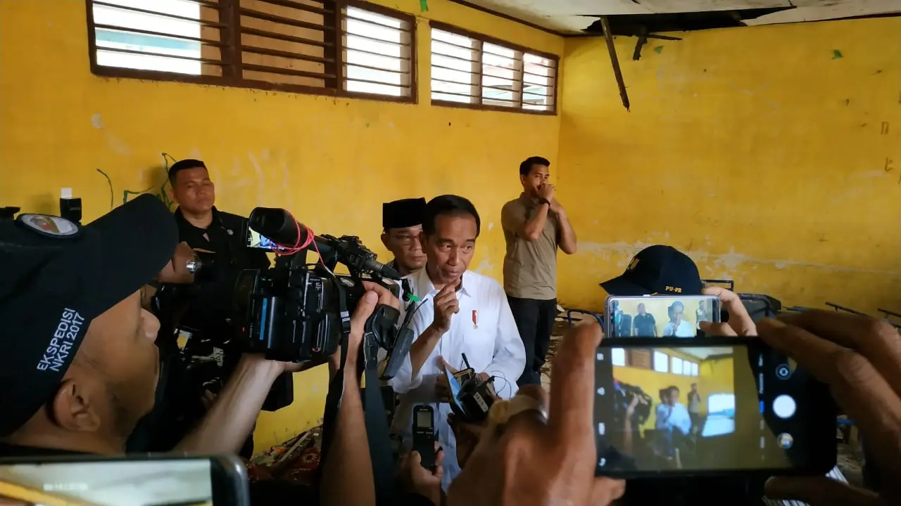 Jokowi melakukan inspeksi ke SMPN 1 Muara Gembong (Liputan6.com/Lizsa)
