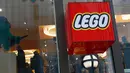 Logo toko lego terbesar di dunia terlihat dari luar di Leicester Square, London, Kamis (17/11). Didalam toko lego terbesar di dunia itu banyak memamerkan berbagai benda yang terbuat dari Lego. (REUTERS/Stefan Wermuth)