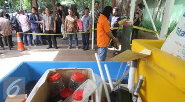 Pelaku perdagangan ilegal bibit lobster atau benur bersama barang bukti di perlihatkan di Polda Metro Jaya, Jakarta, Jumat (23/12). Polisi mengamankan 27.000 benur jenis pasir, 1.500 benur jenis mutiara, satu tabung oksigen. (Liputan6.com/Gempur M. Surya)