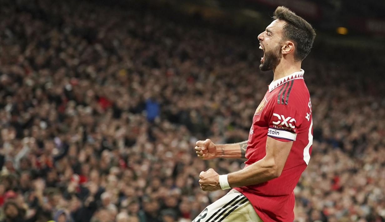 Manchester United akhirnya berhasil menggandakan keunggulan pada menit ke-69 lewat gol Fernandes. Mendapat bola liar di tepi kotak penalti, Fernandes melepas tembakan yang tak bisa diantisipasi Lloris. (AP/Dave Thompson)