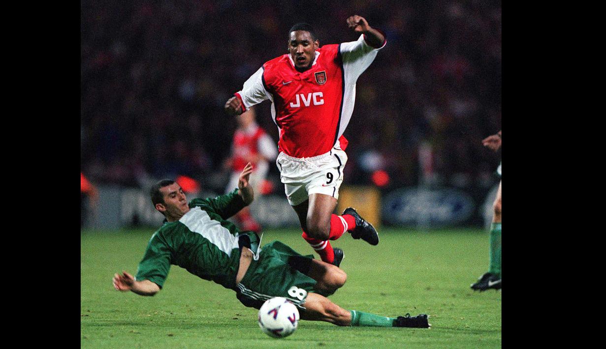 Nicolas Anelka yang telah pensiun pada Januari 2016 bersama Mumbai City tercatat sebagai salah satu pemain termuda yang pernah mencetak hattrick di Premier League. Momen itu terjadi pada pekan ke-26 Premier League musim 1998/1999 saat Arsenal melumat tamunya Leicester City 5-0 (20/2/1999). Nicolas Anelka masih berusia 19 tahun 343 hari saat laga tersebut. Sepanjang kariernya di Premier League ia total mencetak 3 kali hattrick sejak musim 1996/1997 hingga 2013/2014. (AFP/PA/Tom Hevezi)