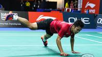 Tunggal putra Indonesia Anthony Sinisuka Ginting harus jatuh bangun saat menghadapi Srikanth Kidambi dari India di semifinal Singapore Open Super Series 2017, Sabtu (15/4/2017). (Humas PP PBSI)