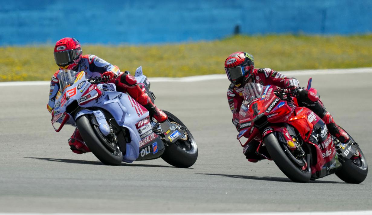 Pembalap Ducati Lenovo, Francesco Bagnaia, terlibat duel sengit dengan pembalap Gresini Racing, Marc Marquez, dalam balapan keempat MotoGP 2024 di Sirkuit Jerez, Andalusia, Spanyol, Minggu (28/4/2024). (AP Photo/Jose Breton)
