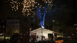 Rabi Mendy Korer di atas panggung saat Menorah dinyalakan di Islington Green di London utara, Minggu (28/11/2021). Perayaan tahunan komunitas malam pertama Hanukkah kembali dengan kapasitas penuh tahun ini setelah perayaan dibatasi pada tahun 2020 karena pandemi virus corona. (AP Photo/Aaron Chown)