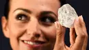 Model memegang berlian 1.109 karat di rumah lelang Sotheby di London , Inggris , 14 Juni 2016. Berlian ini diperkirakan akan menjadi berlian termahal di dunia dengan harga $ 70 juta atau sekitar 980 Miliar. (REUTERS / Dylan Martinez)