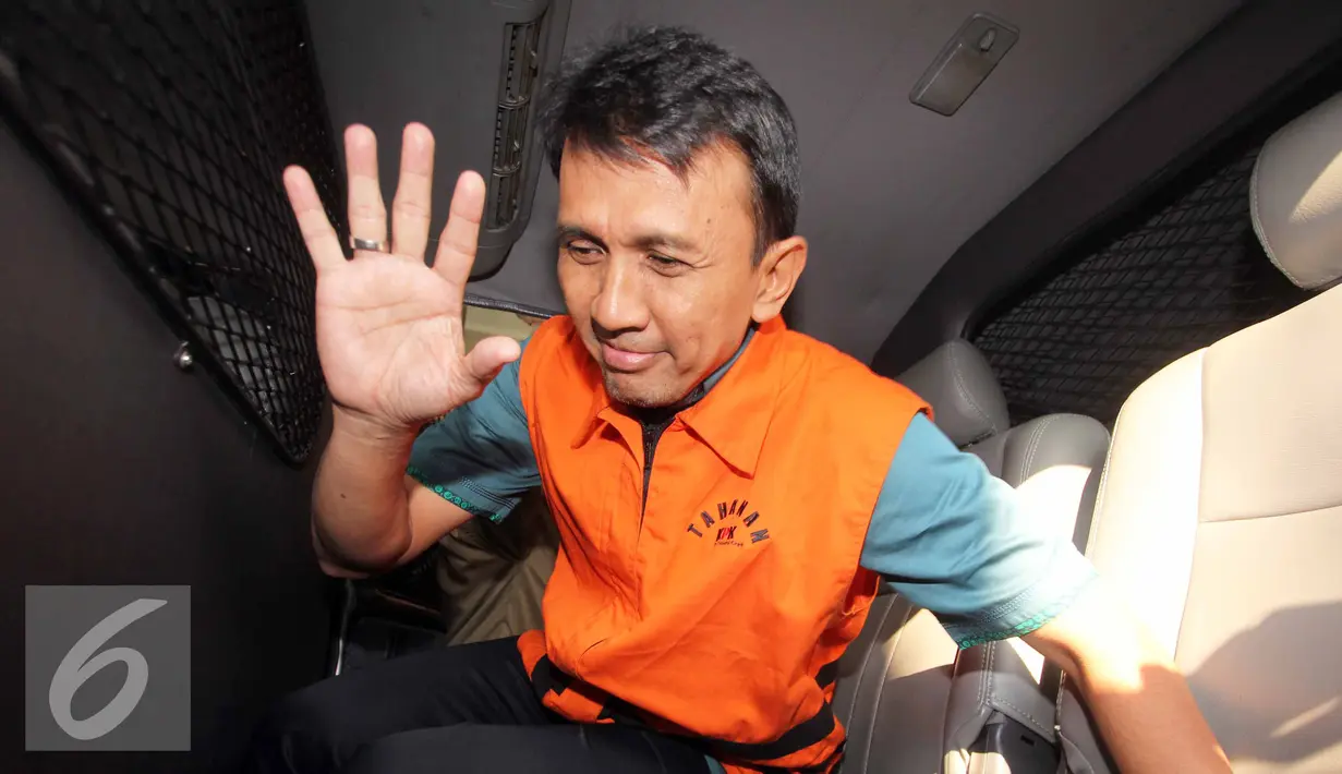 Gubernur Sumut Gatot Pujo Nugroho usai diperiksa KPK, Jakarta, Rabu (5/8/2105). Gatot dan Evy menjalani pemeriksaan perdana usai menjadi tahanan KPK sebagai saksi untuk tersangka OC Kaligis dalam kasus suap hakim PTUN Medan. (Liputan6.com/Helmi Afandi)