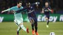 Bintang FC Barcelona, Lionel Messi (kiri) berusaha menghadang laju pemain Paris Saint Germain, Blaise Matuidi pada babak 16 besar Liga Champions di Parc des Princes Stadium, Paris (14/2/2017). Barcelona kalah 0-4.  (EPA/Yan Valat)