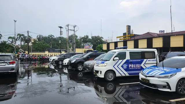 Halaman parkir Polres Metro Depok, Jalan Raya Margonda, Depok.