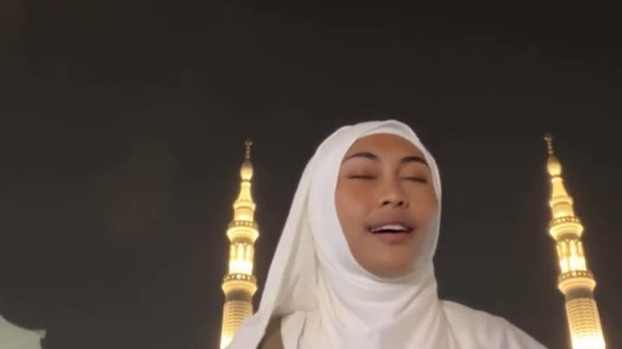 Momen Novia Bachmid Nyanyi di Masjid Nabawi, Tuai Pro Konta