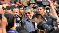 Dengan kawalan ketat petugas keamanan Presiden SBY tiba di posko pengungsian korban erupsi gunung Kelud (Liputan6.com/Helmi Fithriansyah).
