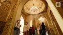 Pengunjung melihat-lihat instalasi Istana Alhambra di Mal Senayan City, Jakarta Pusat, Kamis (15/4/2022). Instalasi megah setinggi 14 meter itu merupakan perwujudan dari tema The Divine Ramadan yang dibuat untuk menyemarakkan bulan puasa. (Liputan6.com/Herman Zakharia)