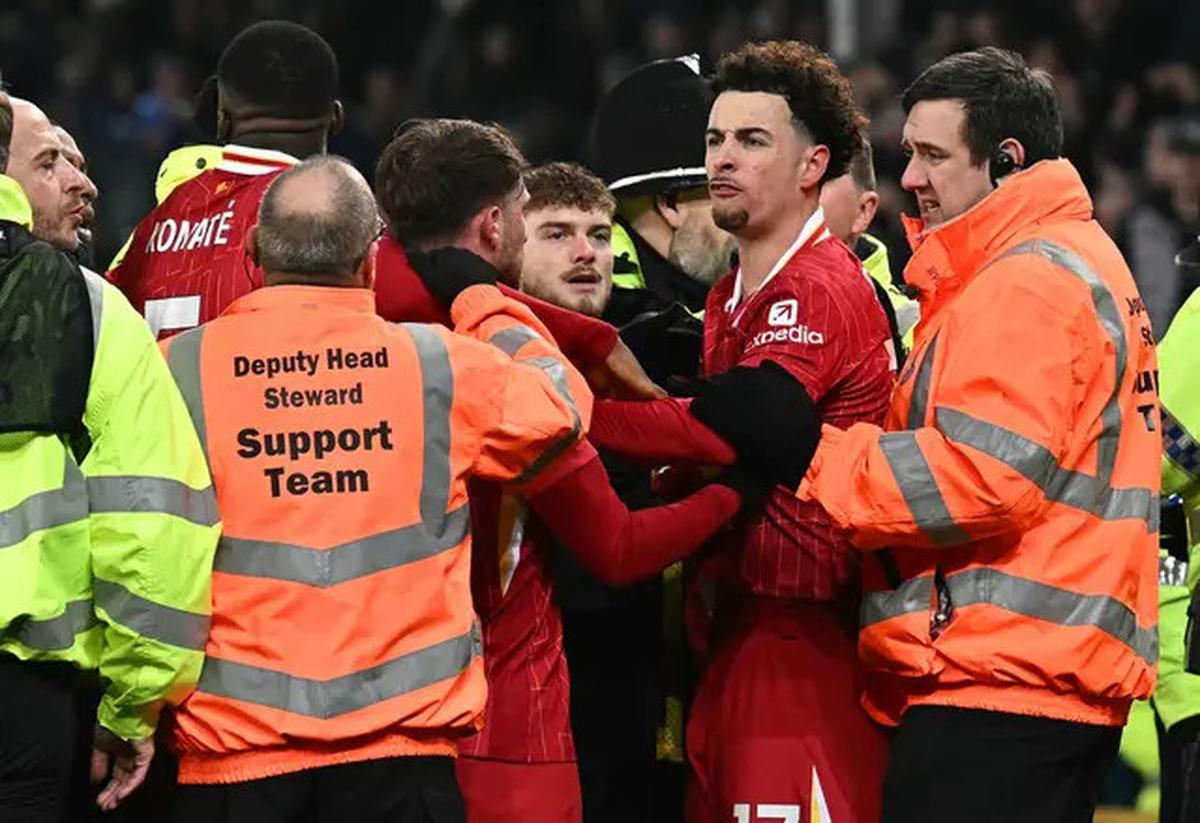 Rio Ferdinand Memaklumi Amarah Curtis Jones kepada Doucoure pada Duel Everton Vs Liverpool: Saya Pernah di Posisi Seperti Itu