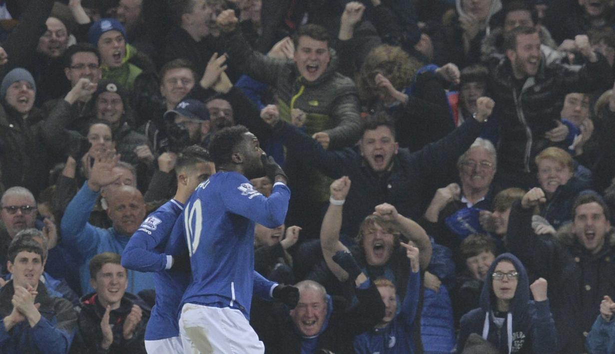 Pemain Everton, Romelu Lukaku merayakan golnya pada leg pertama semi-final Piala Liga Inggris di Stadion Goodison Park, Liverpool, Rabu (6/01/2016). (AFP Photo/Paul Ellis)