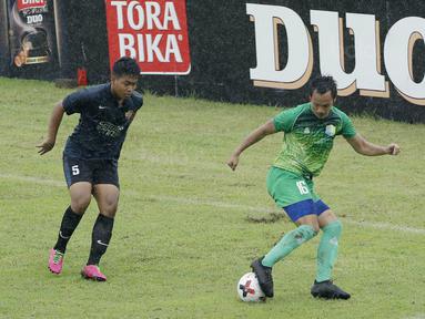 Pemain STIE Perbanas, Delton Stevano, berusaha melewati pemain STIMED Nusa Palapa pada laga Torabika Cup 2017 di Stadion Cakrawala, Malang, Kamis (23/11/2017). STIE Perbanas kalah 1-2 dari STIMED Nusa Palapa. (Bola.com/M Iqbal Ichsan)