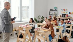 Ilustrasi guru, mengajar, ruang kelas. Photo by Max Fischer from Pexels)