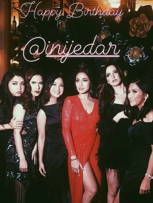 "Pagi-pagi udah ada bunga dari El Barrack dan aku terharu banget. Dia kemarin kan udah sempat kerja dua kali syuting, ternyata uangnya dibeliin pulpen,” aku Jessica. (Instagram)