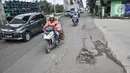 Kondisi salah satu jalan rusak dan berlubang di Jalan Raya Bekasi,  Cakung, Jakarta Timur, Selasa (14/3/2023). Minimnya perawatan menyebabkan kondisi Jalan Raya Bekasi arah Cakung ke Pulogebang rusak dan berlubang yang dapat membahayakan keselamatan pengendara, terlebih saat musim penghujan. (merdeka.com/Iqbal S Nugroho)