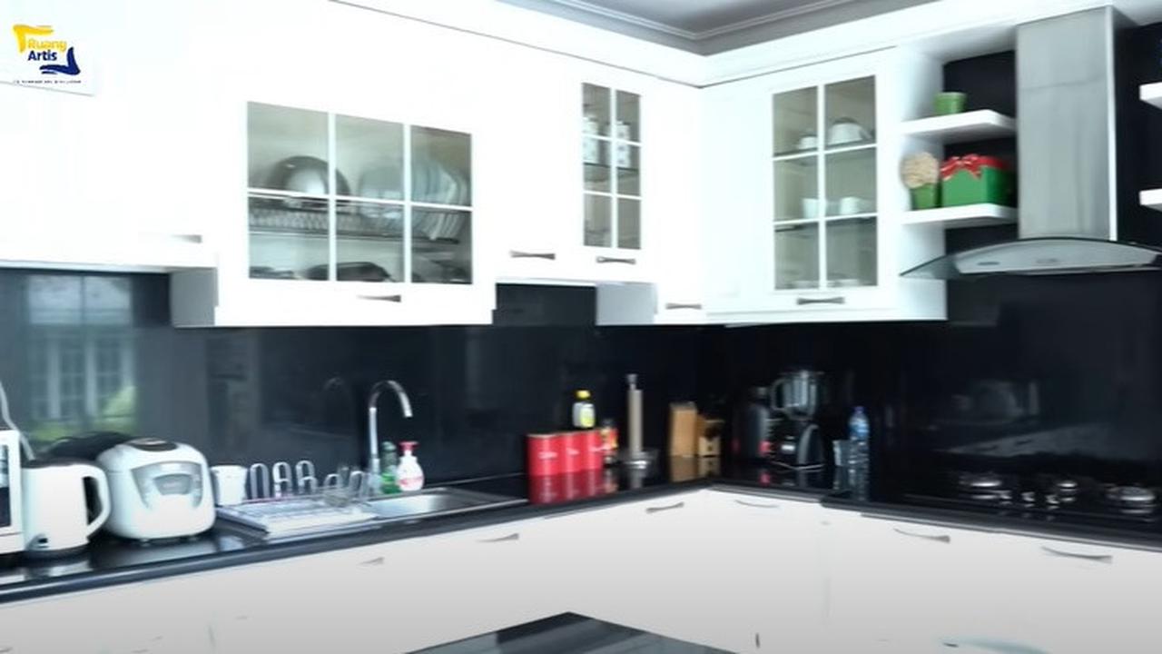 8 Potret Dapur Diah Permatasari yang Elegan, Jadi Lokasi Favorit - Akui Nggak Tahu Biaya Bayar Listrik Rumah