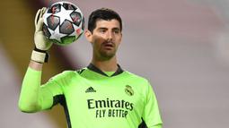Thibaut Courtois sukses tampil konsisten bersama Real Madrid setelah didatangkan dari Chelsea pada 2018 lalu. Saat ini nilai pasar pemain 26 tahun tersebut tercatat sebesar 60 juta euro. (AFP/Paul Ellis)