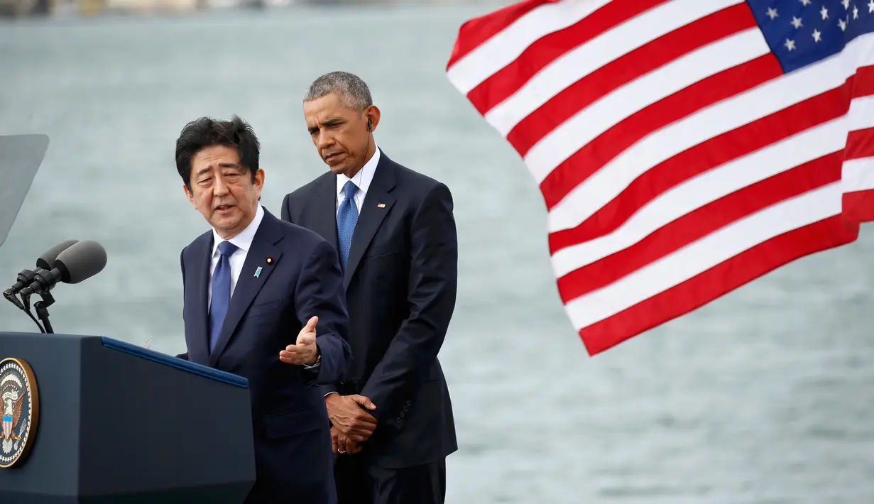PM Jepang, Shinzo Abe didampingi Presiden AS Barack Obama berbicara di Joint Base Pearl Harbor-Hickam, Hawaii, (27/12). (REUTERS/Kevin Lamarque)